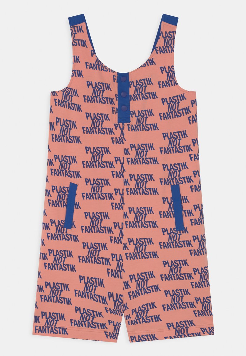 Macacão de tecido rosa com texto azul a dizer "PLASTIK NOT FANTASTIK", com fecho de botão na frente e bolsos de cada lado.