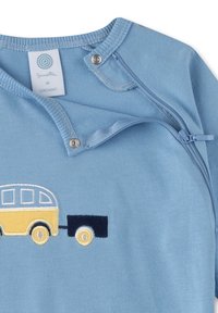 Blaues Babybekleidungsstück aus Bio-Baumwolle mit einem gestickten Design eines gelben Vans und Trailers. Verfügt über Druckknöpfe am Halsbereich für ein einfaches Ankleiden.