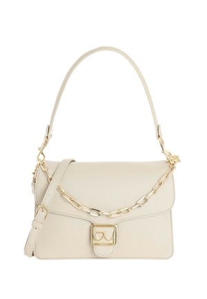 Borsa in pelle color crema con manico superiore, dettaglio catena dorata, tracolla regolabile e chiusura con logo dorato sulla patta frontale.