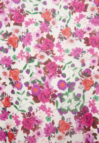 Tissu fleuri à fond blanc. Présente des roses roses et violettes, des feuilles vertes, et diverses autres petites fleurs colorées dans un motif répétitif.