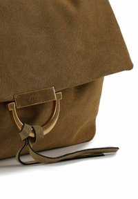 Borsa in suede marrone con chiusura a patta, caratterizzata da una chiusura rotonda in metallo color oro e un dettaglio nodo in suede.