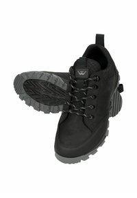 Pár černých turistických bot se šedými texturovanými podrážkami, šněrováním, síťovaným límečkem kolem kotníku a značkovým logem na jazyku.