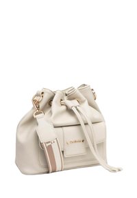 Borsa a secchiello color crema realizzata in pelle testurizzata. Presenta una chiusura con coulisse, dettagli in metallo dorato e una tracolla removibile con striscia beige.