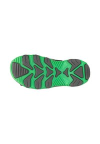 La suola della scarpa presenta un design testurizzato con una base in gomma verde e accenti grigi. I modelli del battistrada includono frecce e rilievi per una migliore aderenza.
