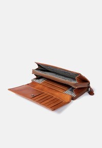 HOLZRICHTER Berlin Wallet - cognac