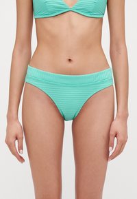 Chilo de bikini teal cu o textură ribbed, talie largă și croială clasică. Fabricat dintr-un material elastic pentru confort.