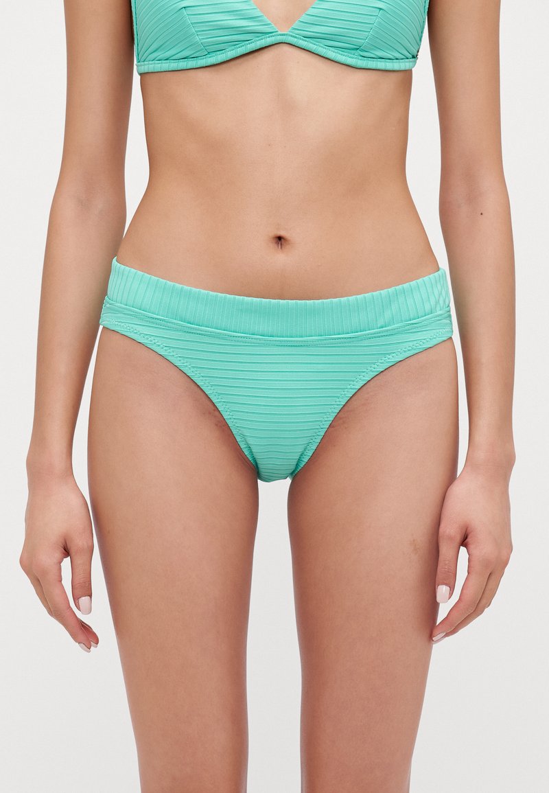 Chilo de bikini teal cu o textură ribbed, talie largă și croială clasică. Fabricat dintr-un material elastic pentru confort.