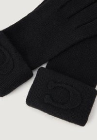 Mănuși negre tricotate, cu un finisaj texturat și o manșetă care prezintă un logo subtil. Designul este simplu și uniform ca și culoare, fără adornamente suplimentare.