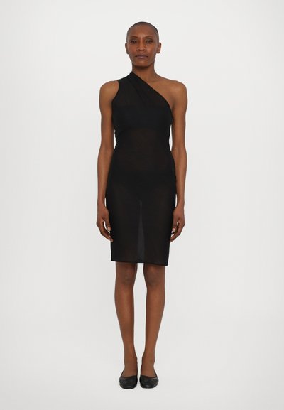 Schwarz, einarmiges Kleid aus transparenter Stoff, taillierte Silhouette, knielang, mit glatter Textur und minimalistischem Design.