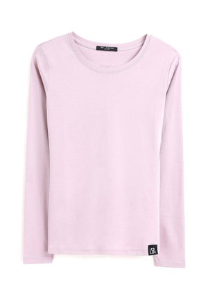 Langärmeliges hellrosa Rundhalsshirt mit kleinem schwarzem Markenschild am unteren Saum vor weißem Hintergrund.