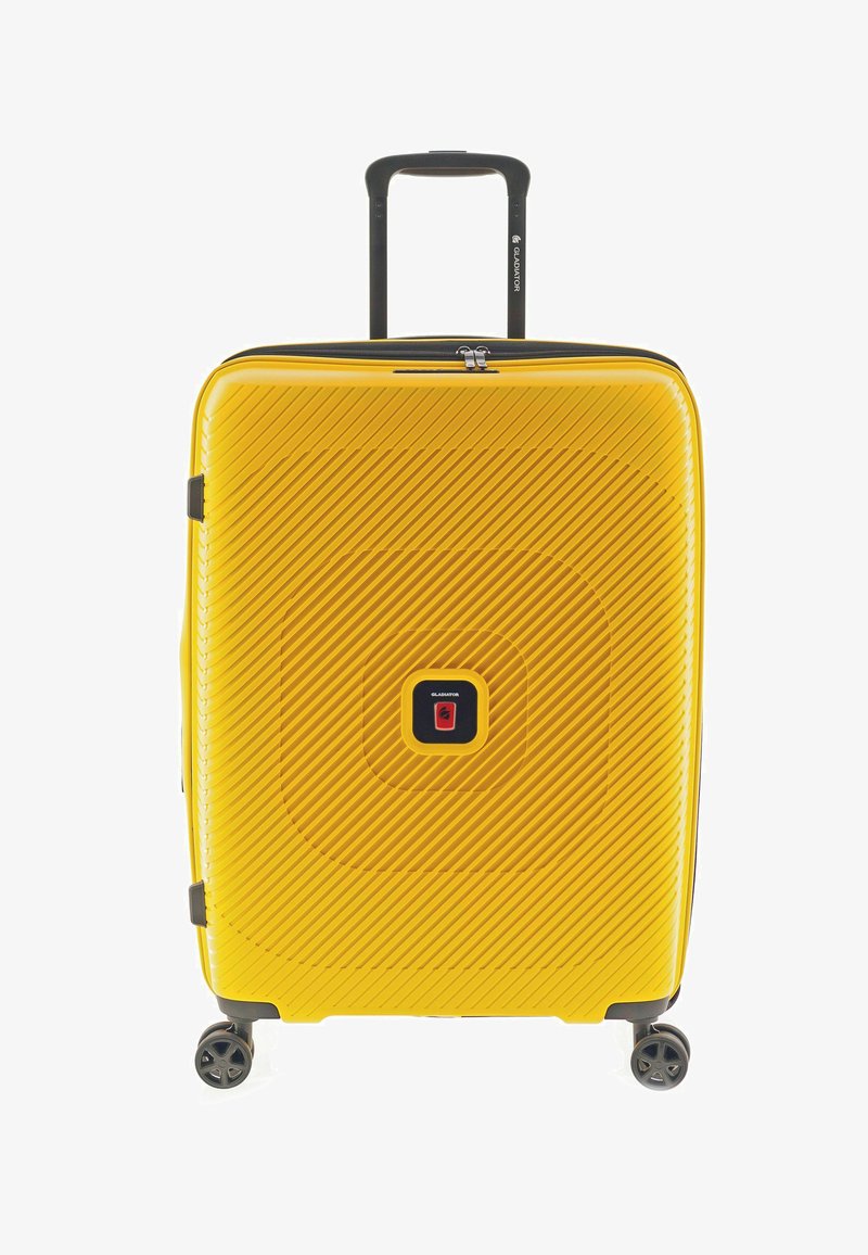 Valigia rigida gialla brillante con linee diagonali testurizzate, manico retrattile nero, quattro ruote girevoli nere e serratura centrale.