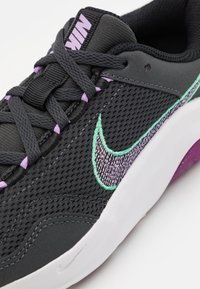 Nike Performance LEGEND ESSENTIAL 3 - Sapatilha de treino - dark smoke grey/lilac/black/viotech/white/green glow