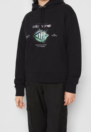 Hoodie nero in cotone, con una grafica frontale che presenta testo e disegni colorati. Include cappuccio con cordino e polsini a coste.