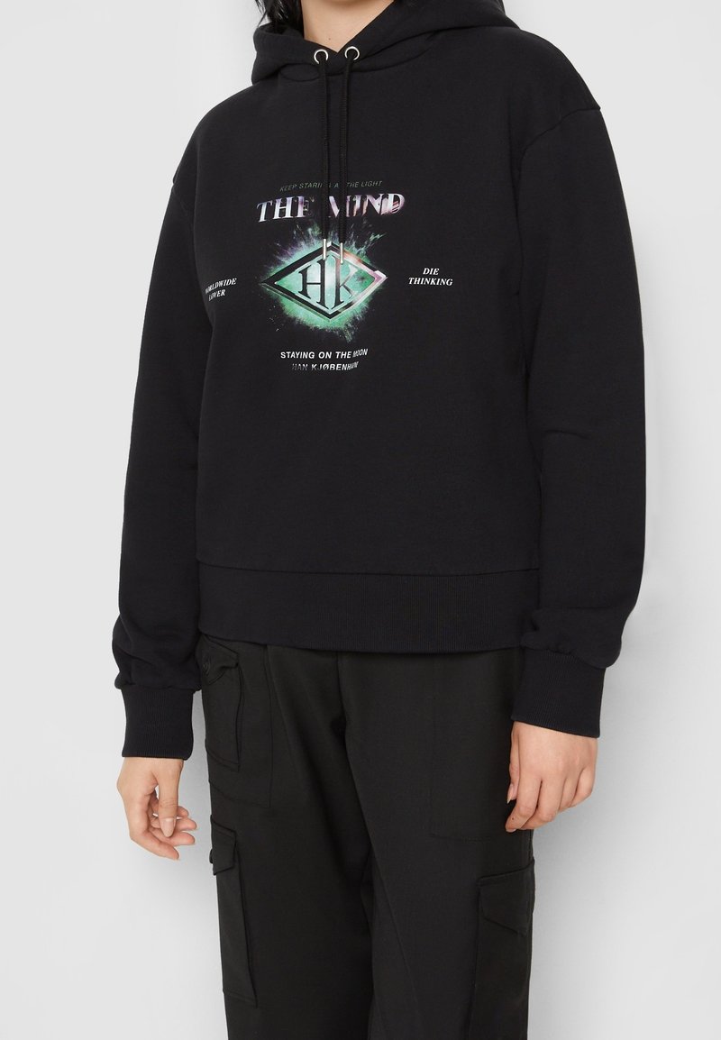 Černá mikina z bavlny, se předním potiskem s barevným textem a designy. Obsahuje kapuci se šňůrkami a žebrované manžety.
