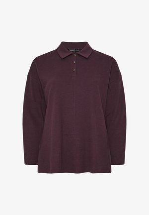 Bordo pitkähihaisen polo-paidan, jossa on ribbi rakenne, kauluspääntie ja kolme tummaa nappia edessä. Rentomalli.