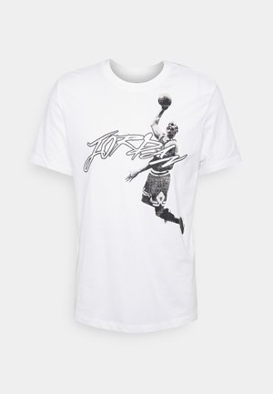 Weißes kurzärmliges T-Shirt mit schwarz-weißem Motiv eines Basketballspielers, der zum Dunking abspringt, und stilisiertem "Jordan"-Schriftzug auf der Brust.