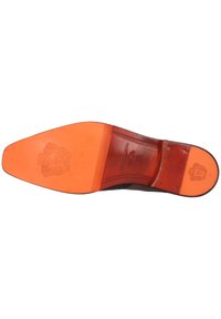 Semelle de chaussure habillée en cuir, avec une surface en cuir brun lisse, un talon en caoutchouc orange, un logo embossé et des détails de couture contrastés.