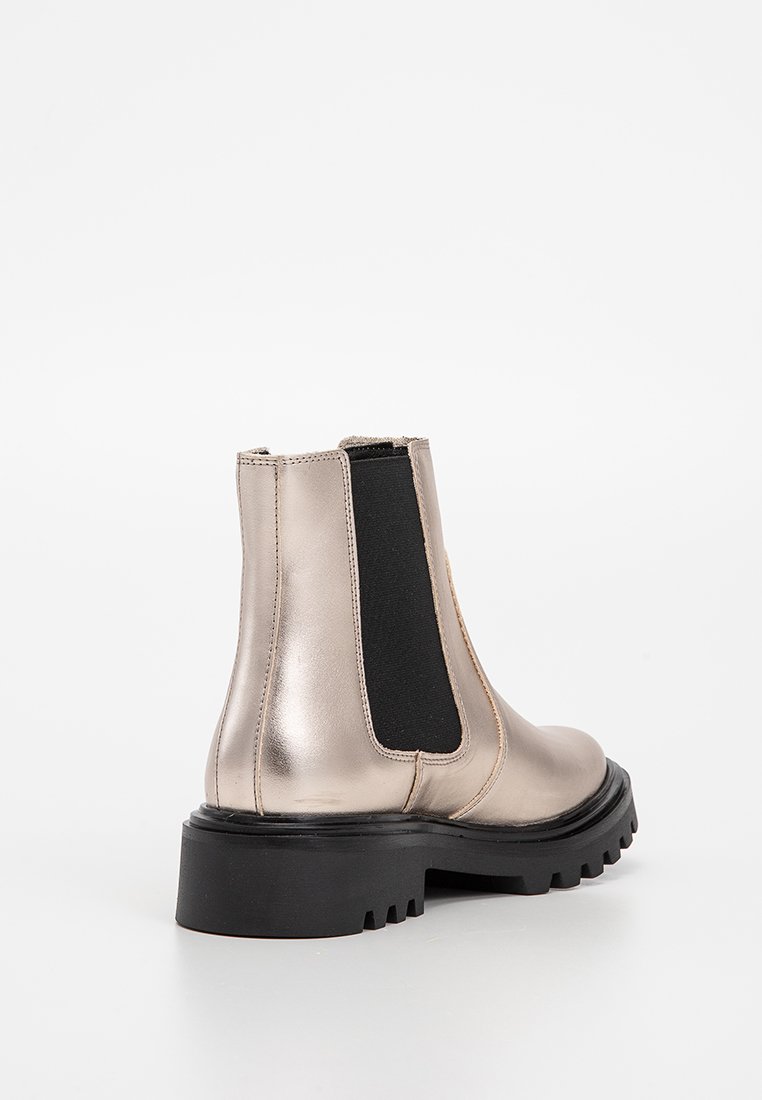 Metallisch graue Knöchelstiefel mit schwarzen elastischen Seiteneinsätzen, robuster schwarzer Sohle, glatter Textur und rundem Zehendesign.