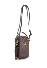 Hnědá kožená crossbody taška se strukturou, dvojitými popruhy, zlatými kovovými akcenty a zipovým uzavřením. Texturovaný povrch s mírným leskem.