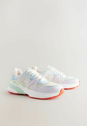 Letvægts atletiske sko med mesh og ruskind i pastelfarver. Har teksturerede overlays og en tykkere hvid sål med orange accenter.