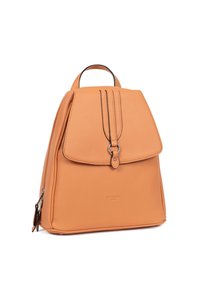 Zaino in pelle arancione con una forma strutturata, caratterizzato da una chiusura a patta, cuciture decorative e accenti neri a contrasto.