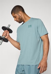 Under Armour LEFT CHEST LOGO - Nyomott mintás póló - serpentine/jasper blue