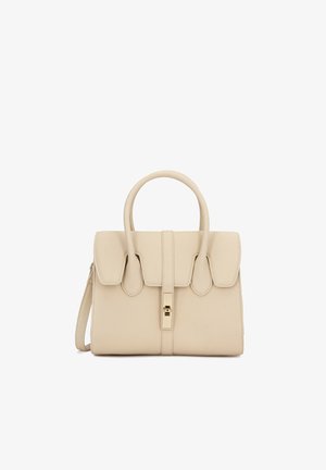 Béžová kožená kabelka s dvojitými držadly, zavíráním na klapku, středovým zlatým zapínáním a odnímatelným ramenním popruhem, zobrazena na bílém pozadí.