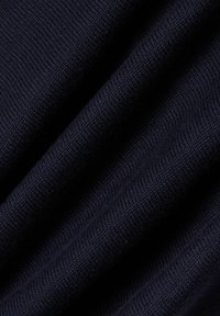 Dunkelblaues, gestricktes Gewebe mit weicher Textur, das ein geripptes Muster aufweist. Das Material wirkt dick und substanziell, mit einem leichten Glanz.