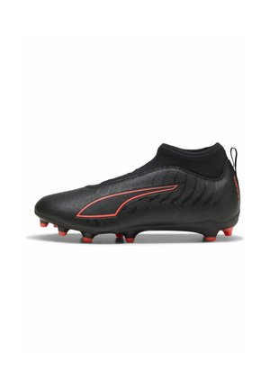 Chaussure de football noire avec des détails rouges, col en chaussette à la cheville et crampons rouges sous la semelle, montrée de côté sur fond blanc.