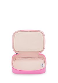 Custodia da viaggio rosa con zip e una superficie testurizzata. L'interno è foderato in tessuto beige, con un singolo scomparto per l'organizzazione.