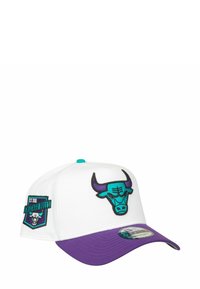 Weißer Baseballcap mit einem lila Schirm. Auf der Vorderseite befindet sich ein gesticktes türkisfarbenes Chicago Bulls-Logo und ein blauer Knopf oben.