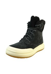 Czarne zamszowe wysokie buty z miękką wyściółką, kontrastującą białą podeszwą środkową oraz okrągłymi sznurówkami w białe kropki. Teksturowana gumowa podeszwa.