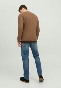 Jack & Jones JJEATLAS CREW NECK - Maglione - otter