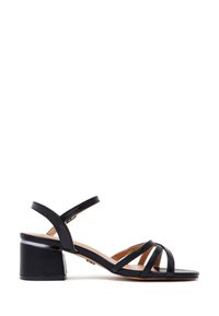 Zwarte leren sandalen met hak met verschillende bandontwerpen, een vierkante hak en een gladde afwerking. Inclusief verstelbare enkelband.