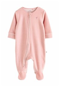 Un body de bebé rosa hecho de tela suave, con mangas largas, cremallera frontal, diseño con pies y un pequeño bordado de corazón en el pecho.