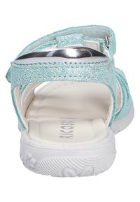 Sandali glitterati turchesi con accessori argentati, con apertura sul retro e una suola bianca imbottita. Presentano cinturini regolabili per una vestibilità sicura.
