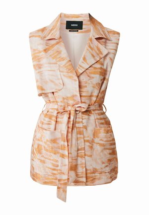 Beige Weste mit orangefarbenem Pinselstrichmuster, taillierten Revers, Bindegürtel und zwei vorderen Taschen, aus leichtem Stoff gefertigt.