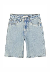 Shorts en denim bleu clair avec une coupe décontractée, présentant des poches avant, une fermeture à bouton et des détails de couture visibles.