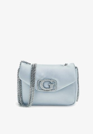 Borsa a tracolla in satin blu con catena metallica e un logo prominente decorato con diamanti sul davanti. Design compatto e strutturato.