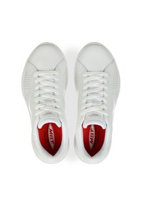 Scarpe da ginnastica bianche con dettagli perforati, lacci piatti e sottopiedi rossi con la scritta "MBT." Punta arrotondata e texture liscia.