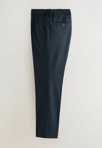 Pantalon de costume ajusté bleu marine foncé avec passants pour ceinture, poches latérales et une poche arrière fermée par un bouton, présenté plié à plat.