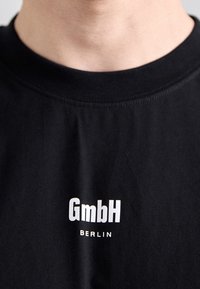 GmbH Jednoduché tričko - black