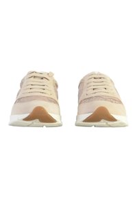 Sneaker rosa chiaro con materiali in suede e mesh, punta arrotondata, lati testurizzati, suola piatta bianca e dettagli in gomma marrone chiaro sul tallone.