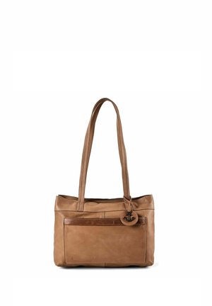 Braune Lederschultertasche mit langen Riemen, Vordertasche und rundem Anhänger mit Ankersymbol, an einem Riemen befestigt.