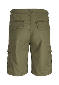 Shorts cargo vert olive avec plusieurs poches latérales, une coupe droite et un tissu lisse et durable. Couture détaillée visible.