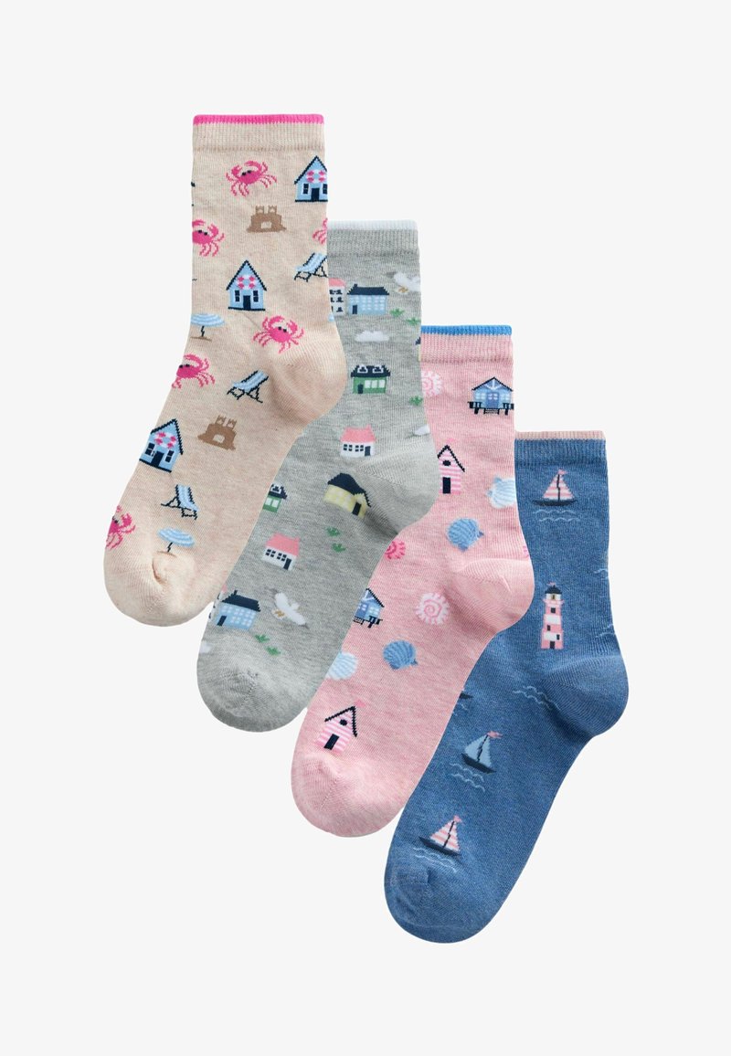 Quatre chaussettes colorées avec des motifs marins comprenant des crabes, des chaises de plage, des maisons, des coquillages, des voiliers et un phare.
