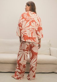 Next SET REGULAR FIT - BLEND BUTTON THROUGH - Pyjama - rust brown leaf