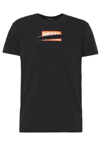Camiseta de algodón negra de manga corta. Presenta un logo central en color naranja "DIESEL" y una banda texturizada negra sobre el logo. Diseño simple.