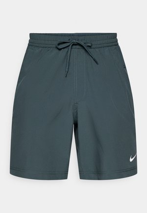 Pantalones cortos deportivos para hombres, hechos de una tela ligera de color verde oscuro, con una cintura elástica con cordón y un pequeño logo blanco.