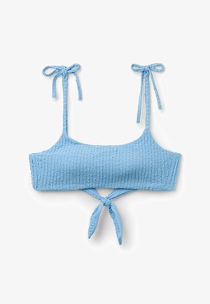 Hellblaues, strukturiertes Bikinioberteil mit verstellbaren Bindebändern an den Schultern und einem Knotendetail vorne.